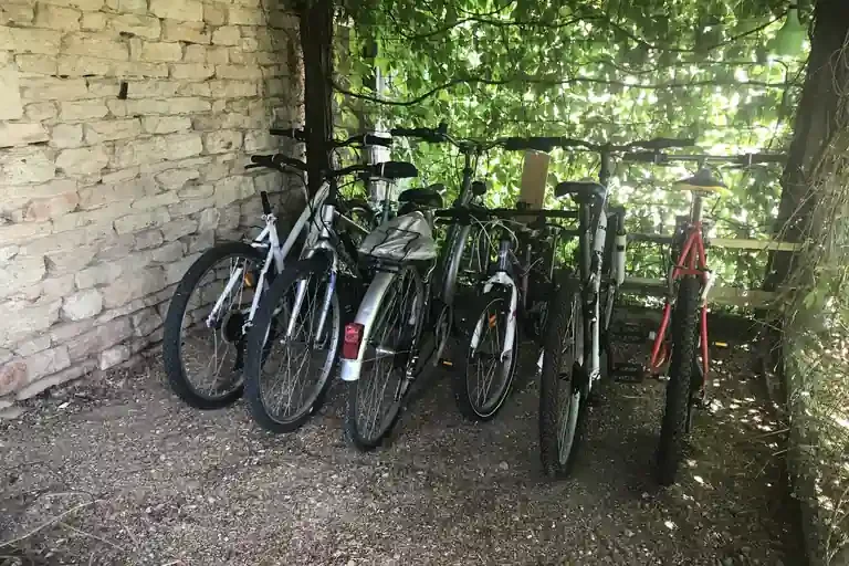 Vélos sous un abri, illustration des balades à vélo possibles Vélos sous un abri, illustration des balades à vélo possibles