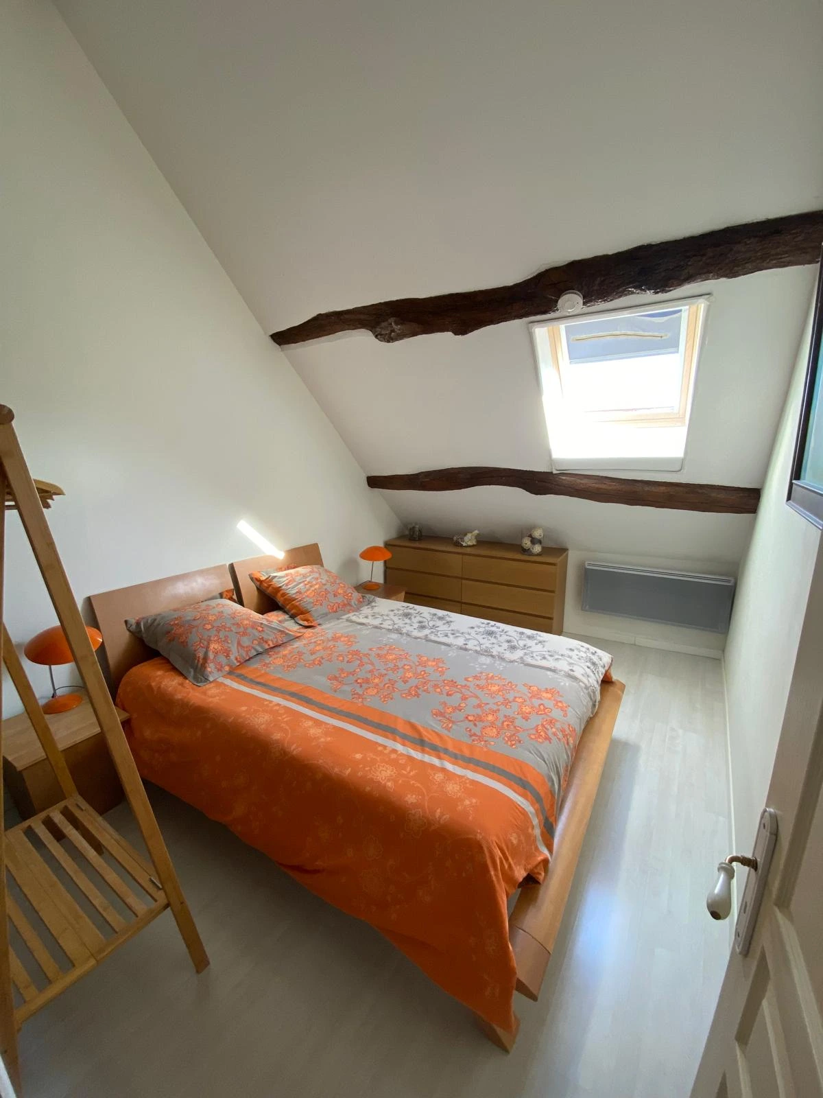Chambre avec lit en bois et poutre apparente Chambre avec lit en bois et poutre apparente, velux, mousticaire, volet occultant solaire